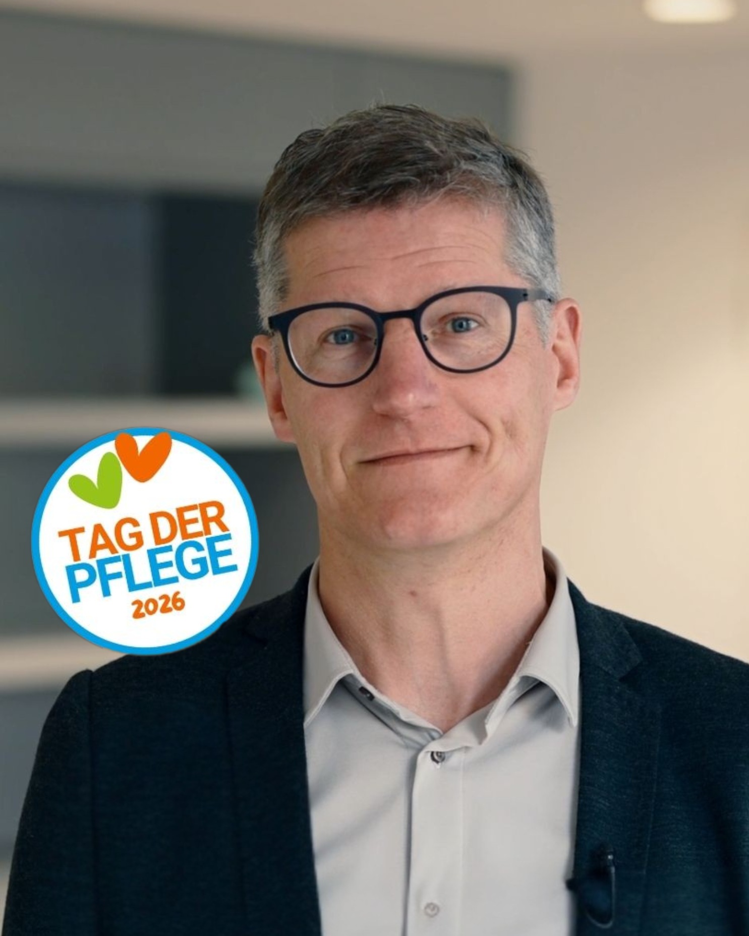 Das Bild zeigt den Oberbürgermeister Tilman Fuchs als Portrait in einem Anzug. Neben ihm ist ein Bild mit kleinen Herzen und dem Text: Tag der Pflege 2026