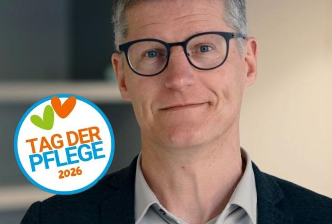 Das Bild zeigt den Oberbürgermeister Tilman Fuchs als Portrait in einem Anzug. Neben ihm ist ein Bild mit kleinen Herzen und dem Text: Tag der Pflege 2026